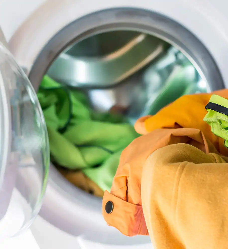 Sportkleidung wandert in die Waschmaschine