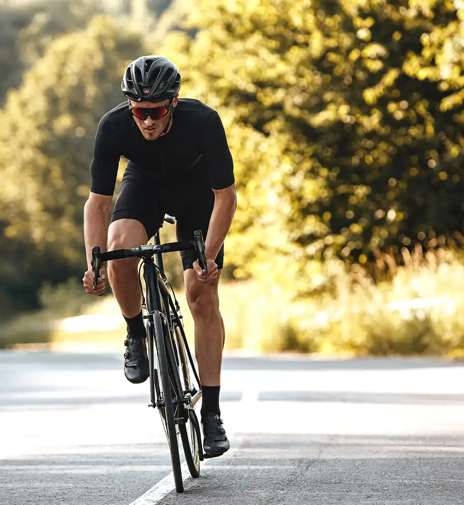 Fahrradfahrer in schwarzer Radlerkleidung