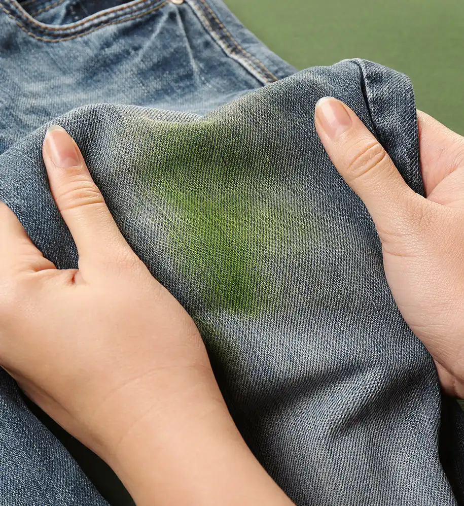 Grasflecken auf der Jeans entfernen