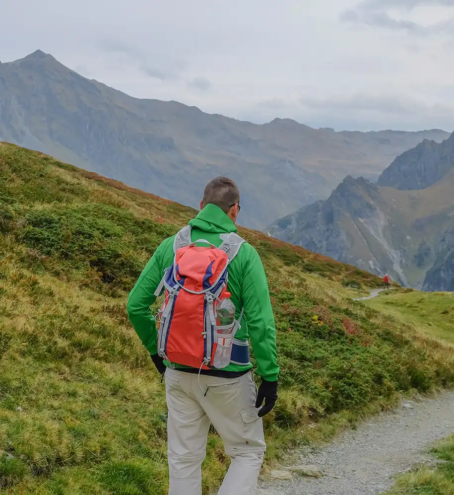 Wanderer in Funktionskleidung beim Wandern in den Bergen