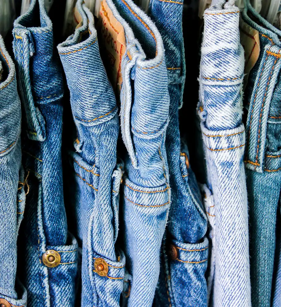 Denim-Jeans hängen auf Kleiderstange