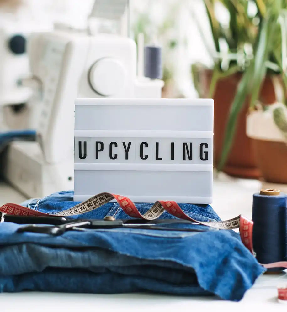 Wäsche mit Leuchtschild "Upcycling"